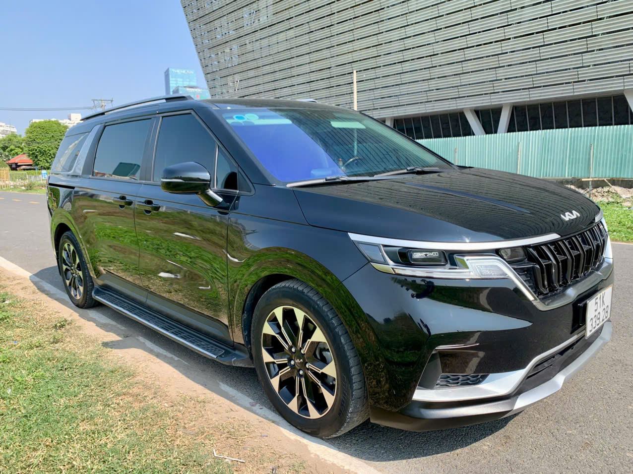 Xe Kia Carnival VIP góc 3/4 trước trên cung đường ven biển hướng về Mũi Né