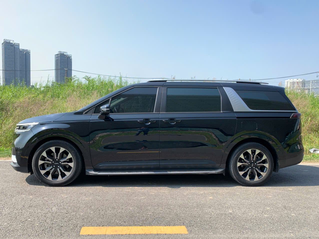 Xe Kia Carnival VIP nhìn ngang toàn thân, sẵn sàng bàn giao cho khách tự lái