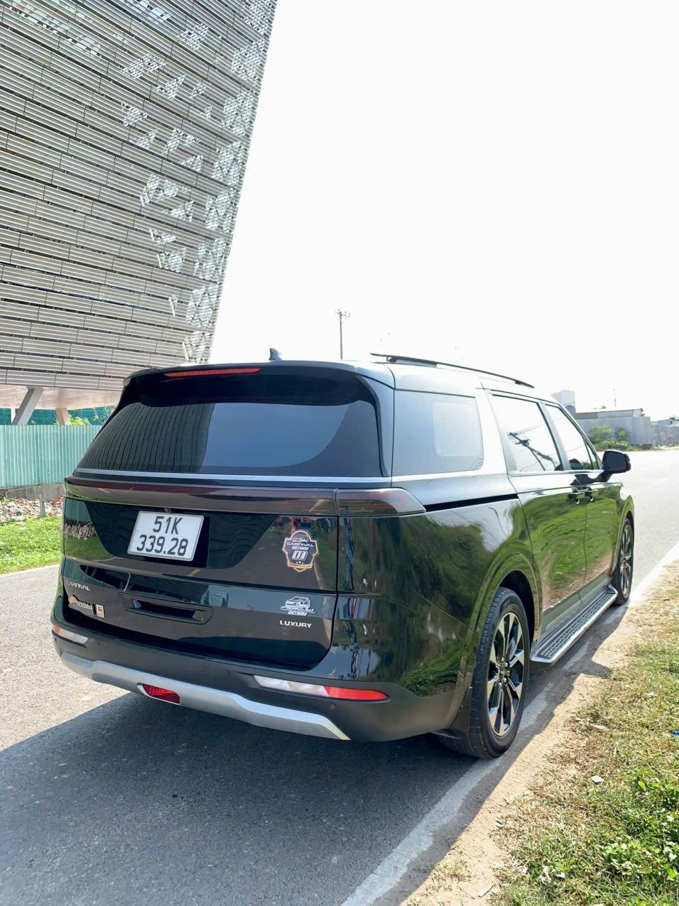 Góc 3/4 sau Kia Carnival VIP, hình ảnh tin cậy cho hợp đồng thuê xe dài hạn theo tháng