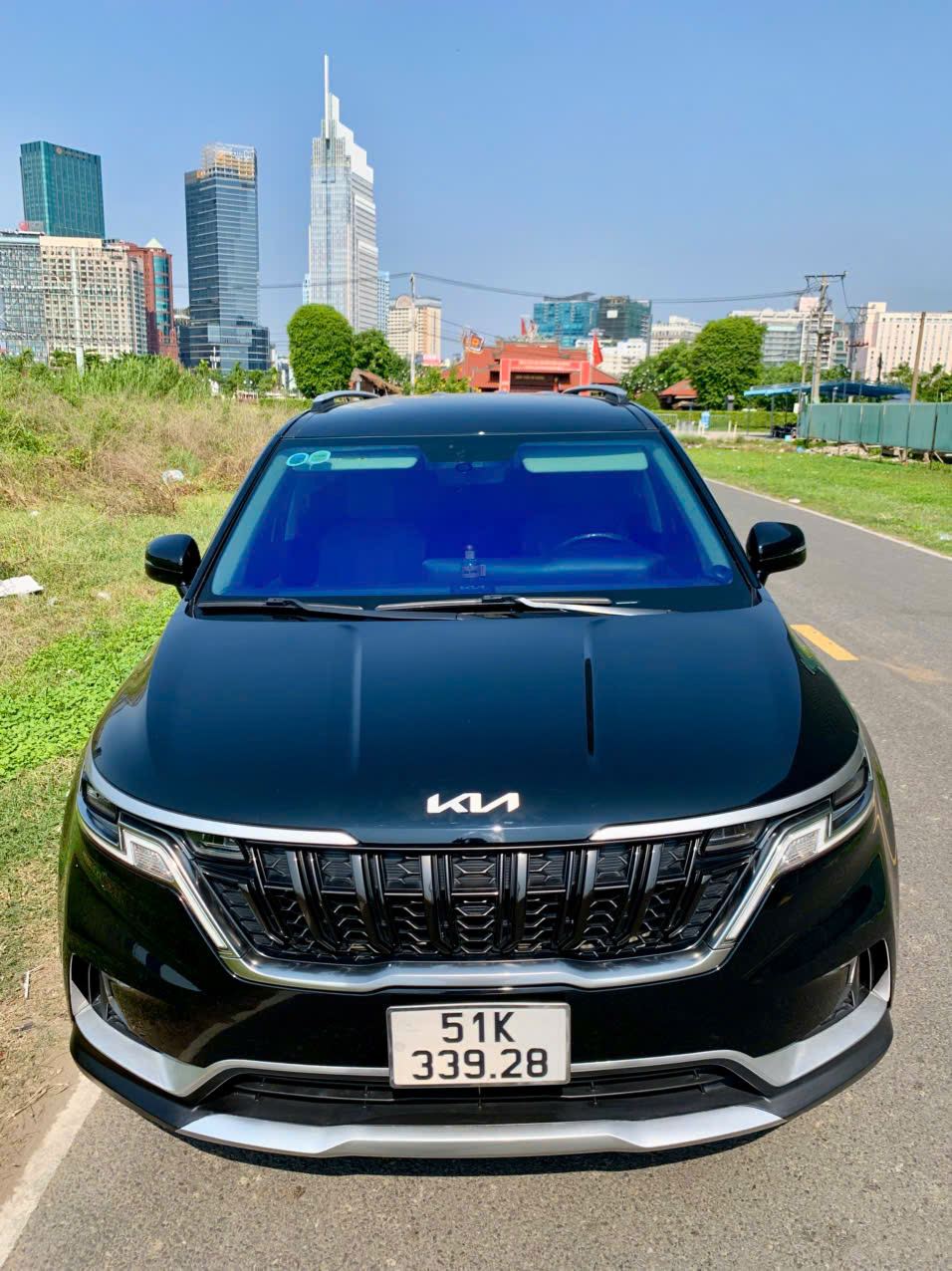 Đầu xe Kia Carnival VIP nhìn thẳng, sẵn sàng phục vụ thuê xe theo giờ nhanh trong ngày tại TP.HCM