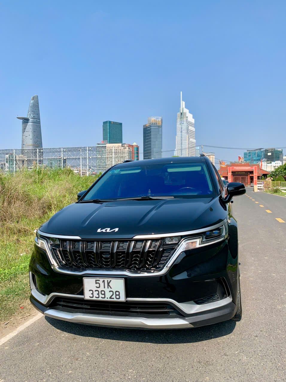 Xe Kia Carnival VIP nhìn từ phía trước, sẵn sàng giao xe tận nơi tại các khu vực TP.HCM