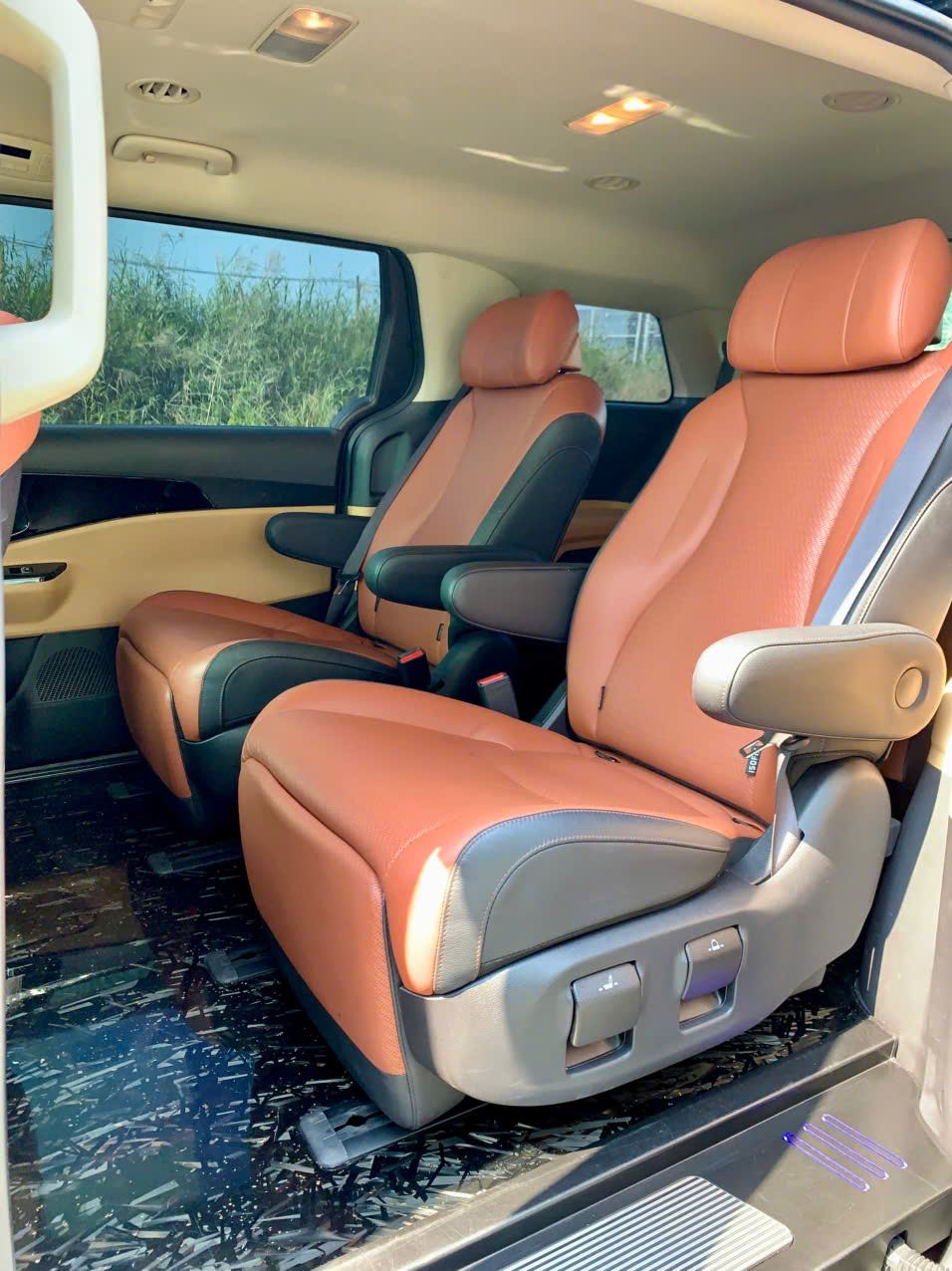 Cận cảnh ghế VIP hàng 2 dạng captain seat, đèn ambient nội thất