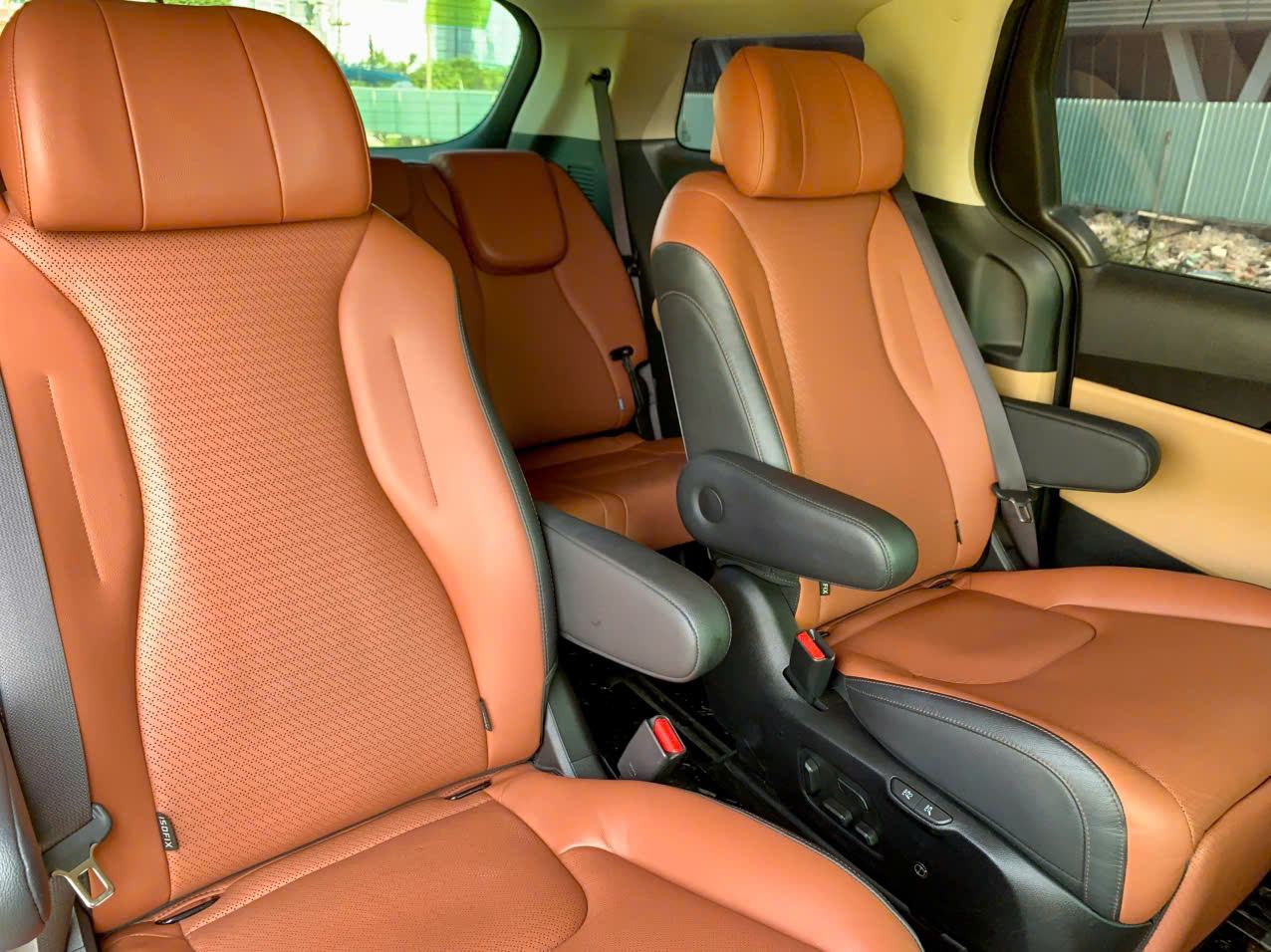 Hàng ghế thứ hai xe Kia Carnival VIP với không gian làm việc thoải mái cho chuyến công tác