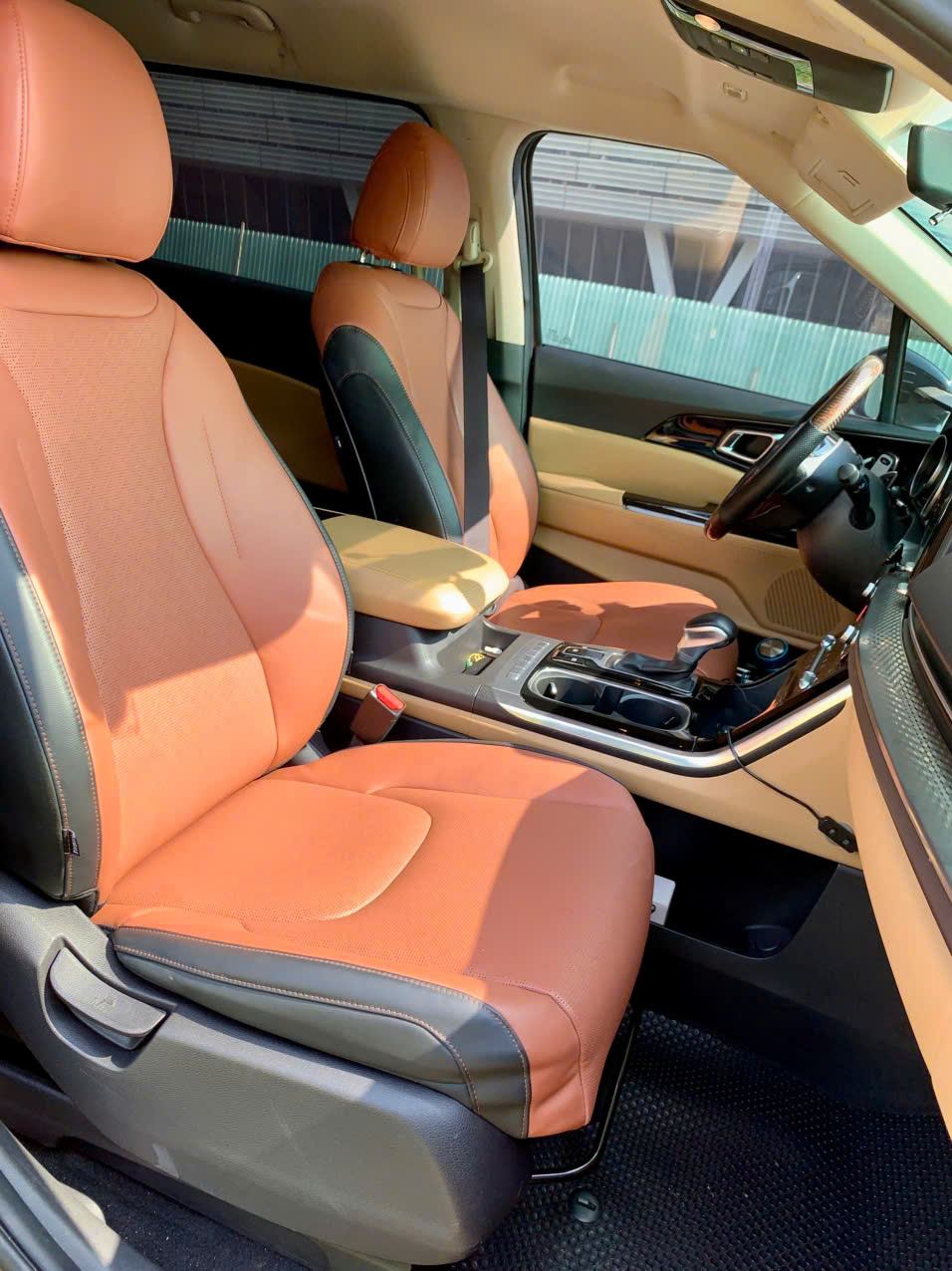 Ghế ngồi hàng trước xe Kia Carnival VIP, không gian tiện nghi cho cả khách tự lái và có tài xế