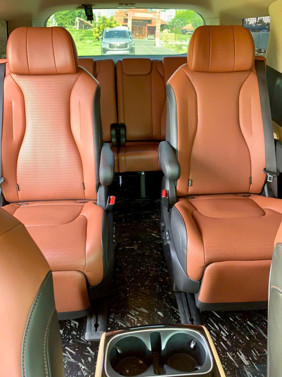 Khoang nội thất Kia Carnival VIP nhìn từ hàng ghế 2, ghế da màu cam đất